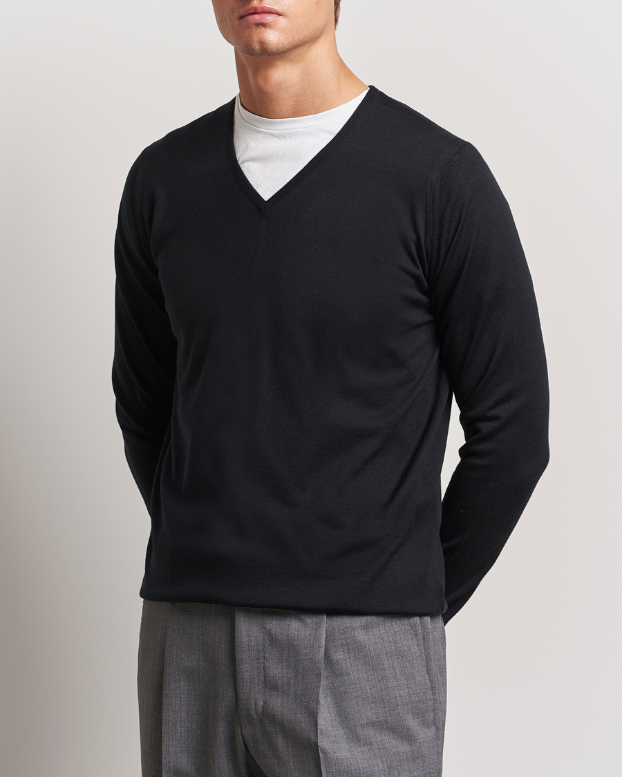 Herre | Trøjer | John Smedley | Bobby Extra Fine Merino V-Neck Pullover Black