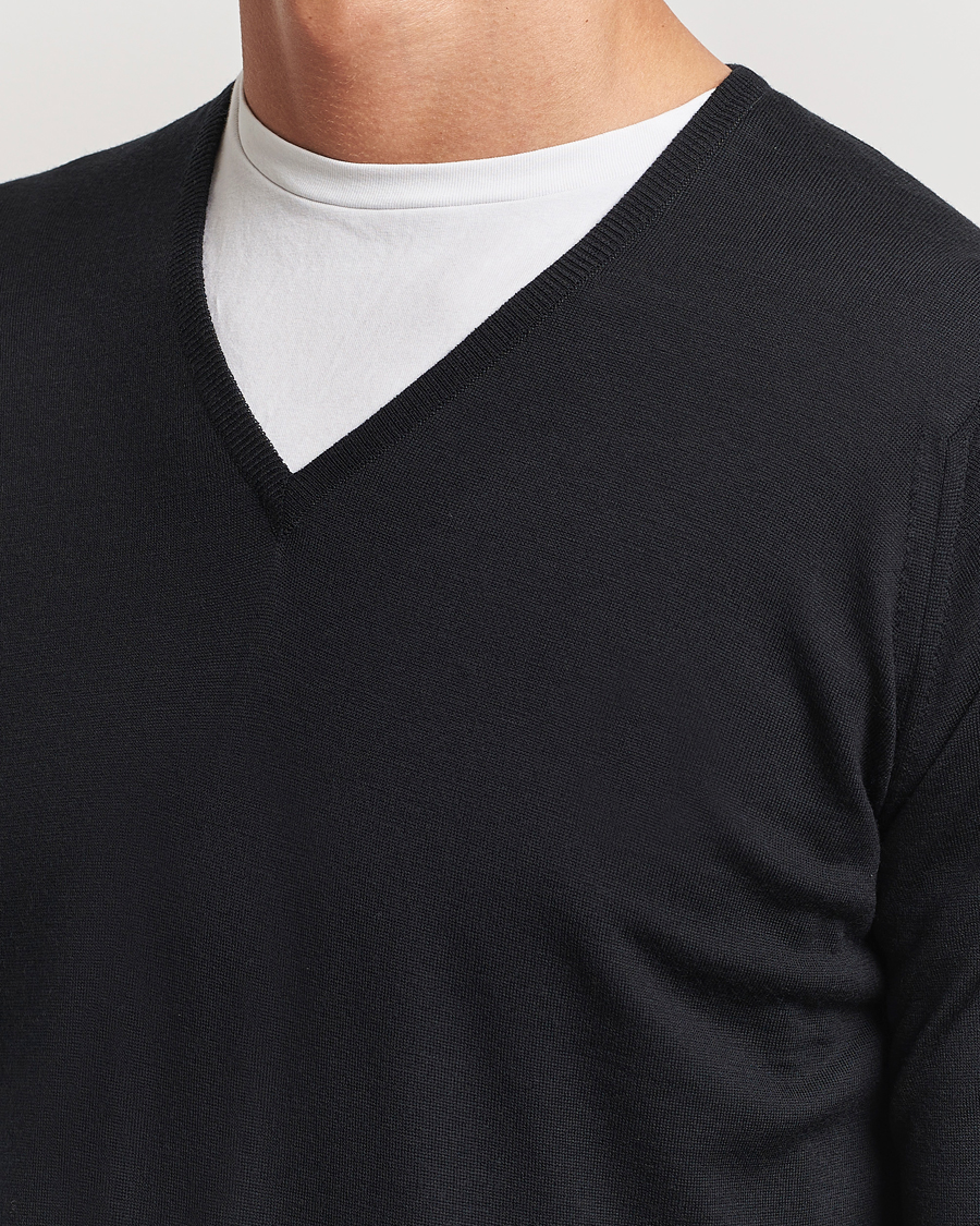 Herre | Trøjer | John Smedley | Bobby Extra Fine Merino V-Neck Pullover Black