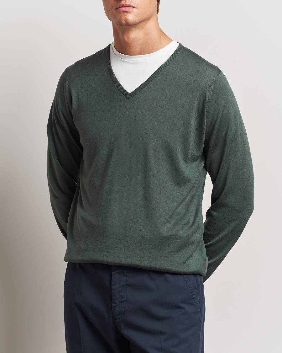 Herre |  | John Smedley | Bobby Extra Fine Merino V-Neck Pullover Dark Green