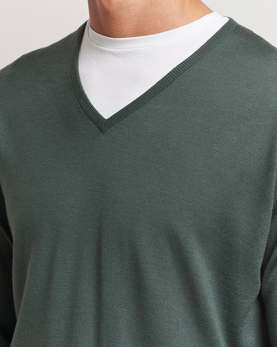 Herre | Trøjer | John Smedley | Bobby Extra Fine Merino V-Neck Pullover Dark Green