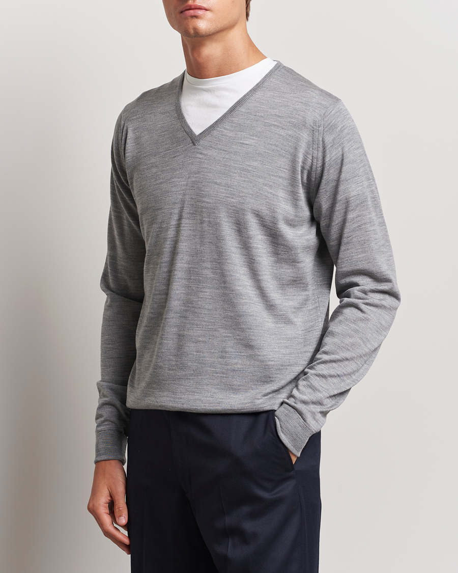 Herre |  | John Smedley | Bobby Extra Fine Merino V-Neck Pullover Silver Grey