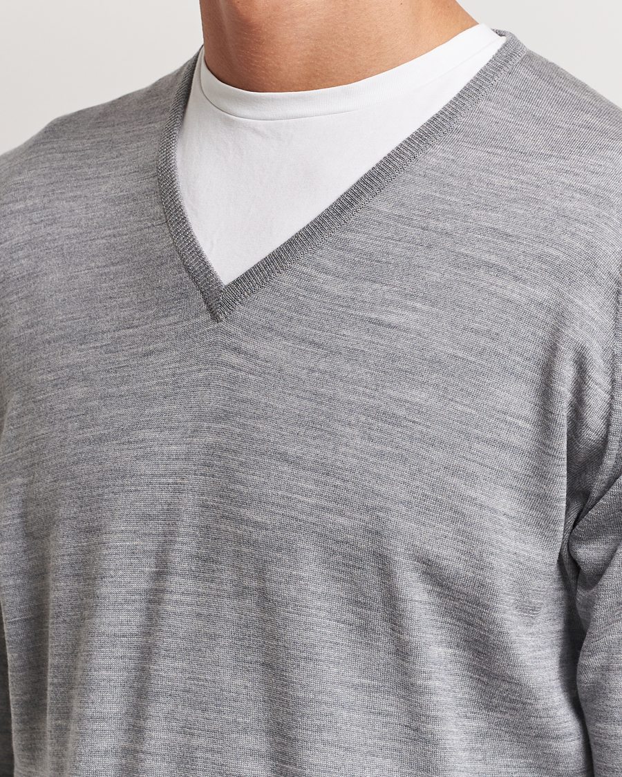 Herre | Trøjer | John Smedley | Bobby Extra Fine Merino V-Neck Pullover Silver Grey