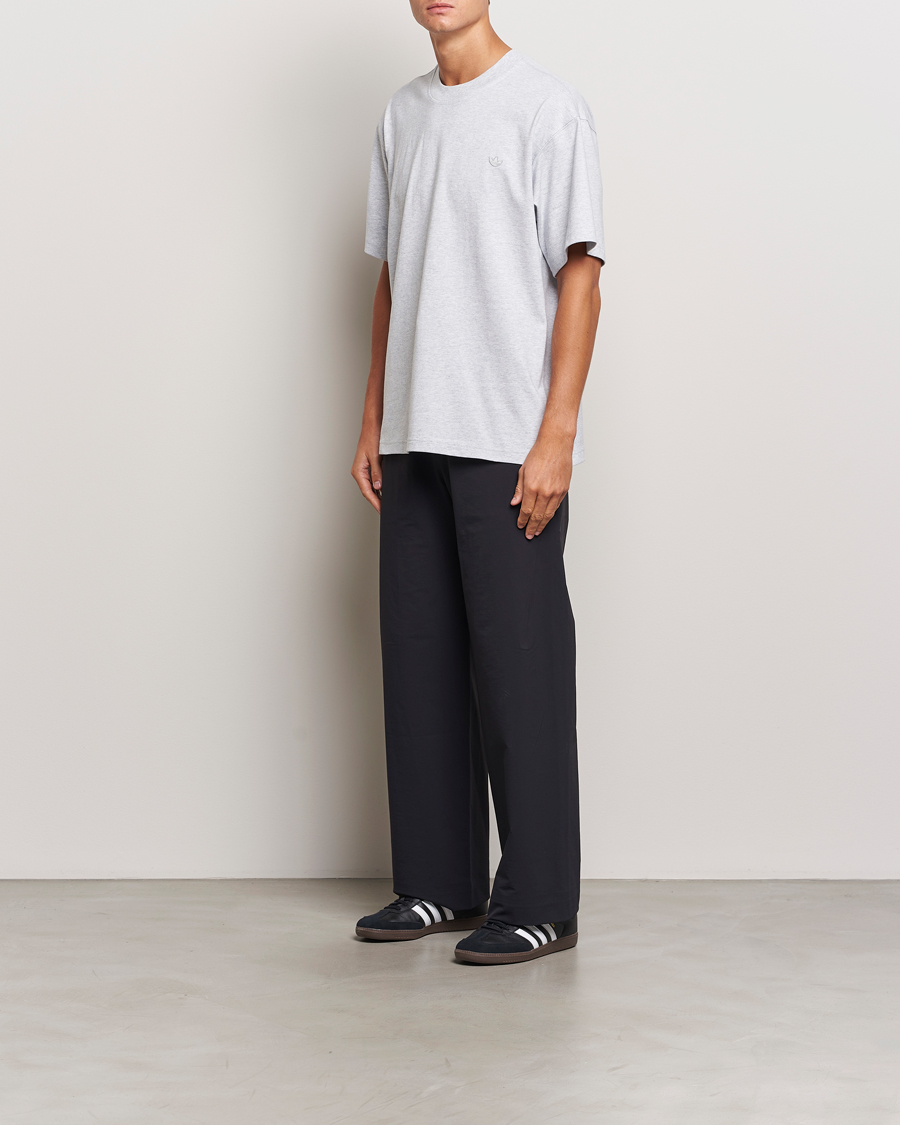 Herre | T-Shirts | adidas Originals | Essential Crew Neck T-Shirt Light Grey