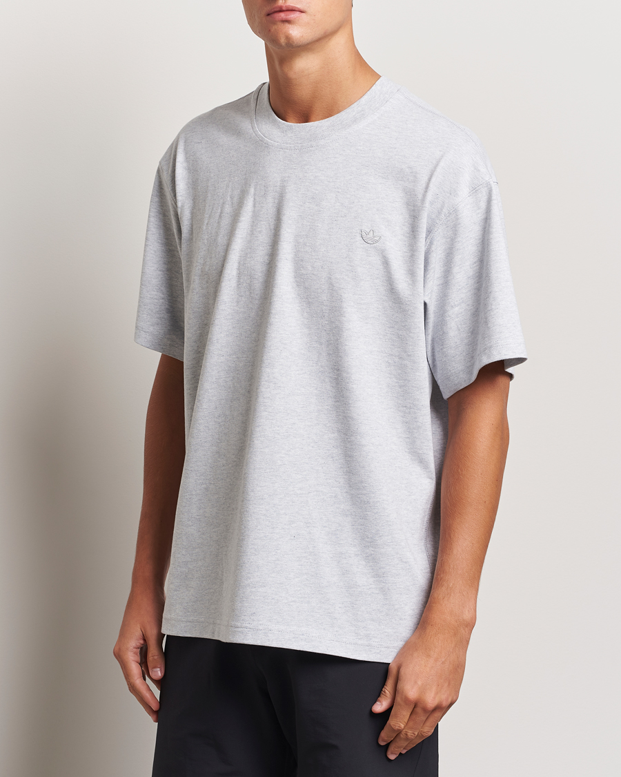 Herre | T-Shirts | adidas Originals | Essential Crew Neck T-Shirt Light Grey