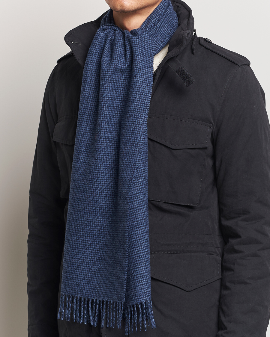 Herre | Amanda Christensen Merino Wool Dogtooth Scarf Navy | Amanda Christensen | Merino Wool Dogtooth Scarf Navy