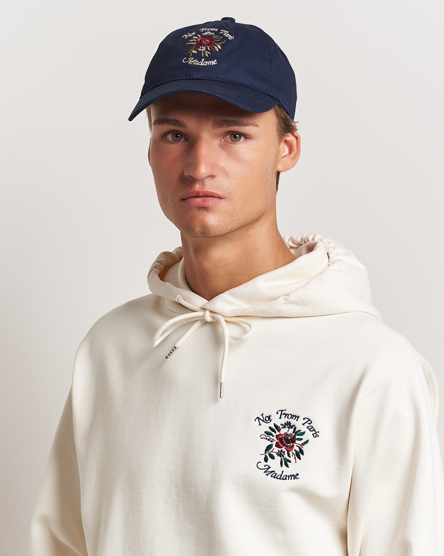 Herre | Drôle de Monsieur Flower Slogan Baseball Cap Dark Navy | Drôle de Monsieur | Flower Slogan Baseball Cap Dark Navy