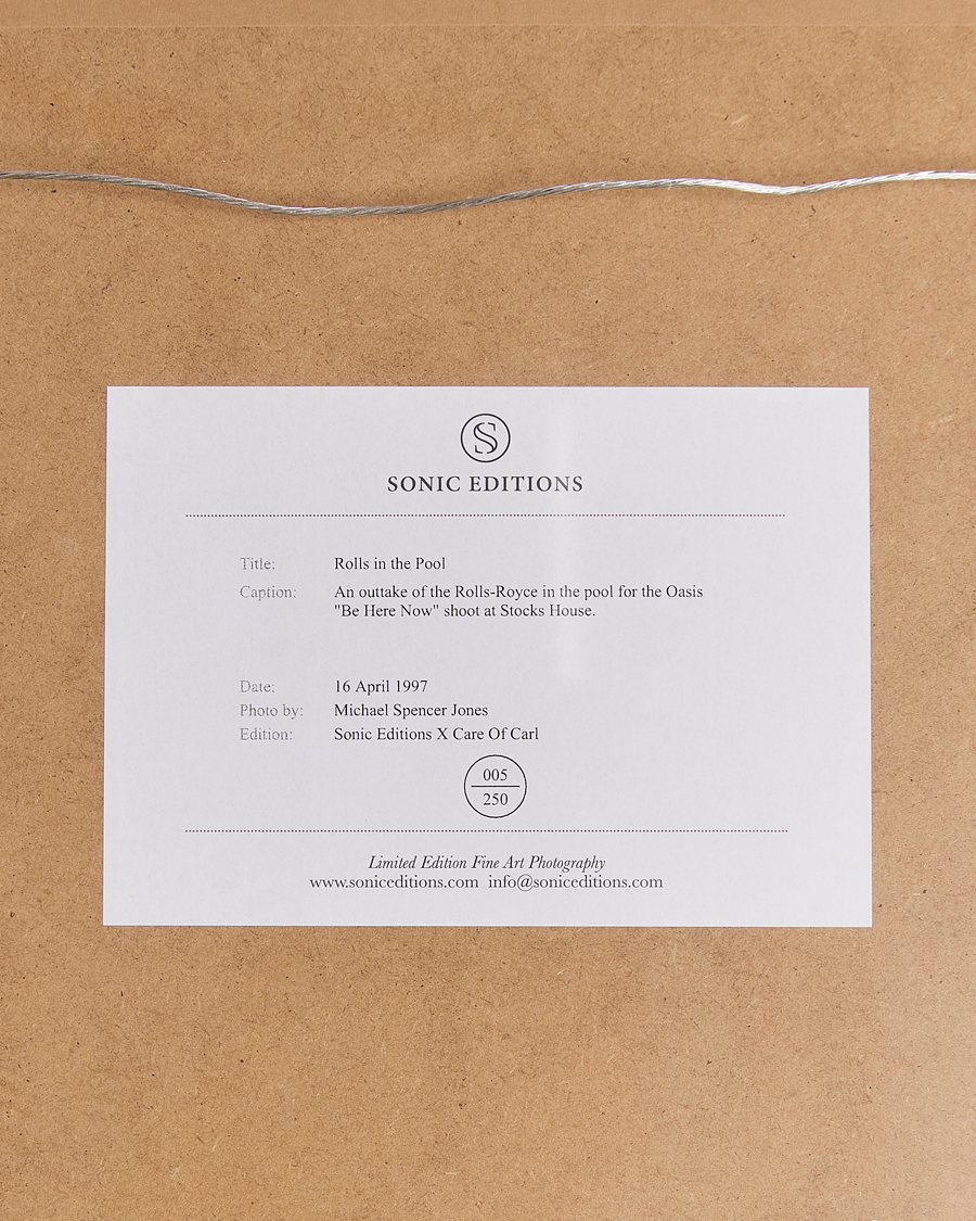 Herre | Plakater | Sonic Editions | Framed Rolls in the Pool