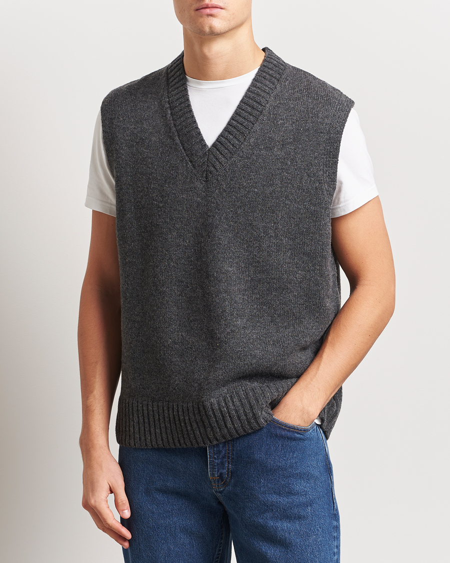 Herre | Trøjer | A Day's March | Wigtown Lambswool V-Neck Vest Charcoal