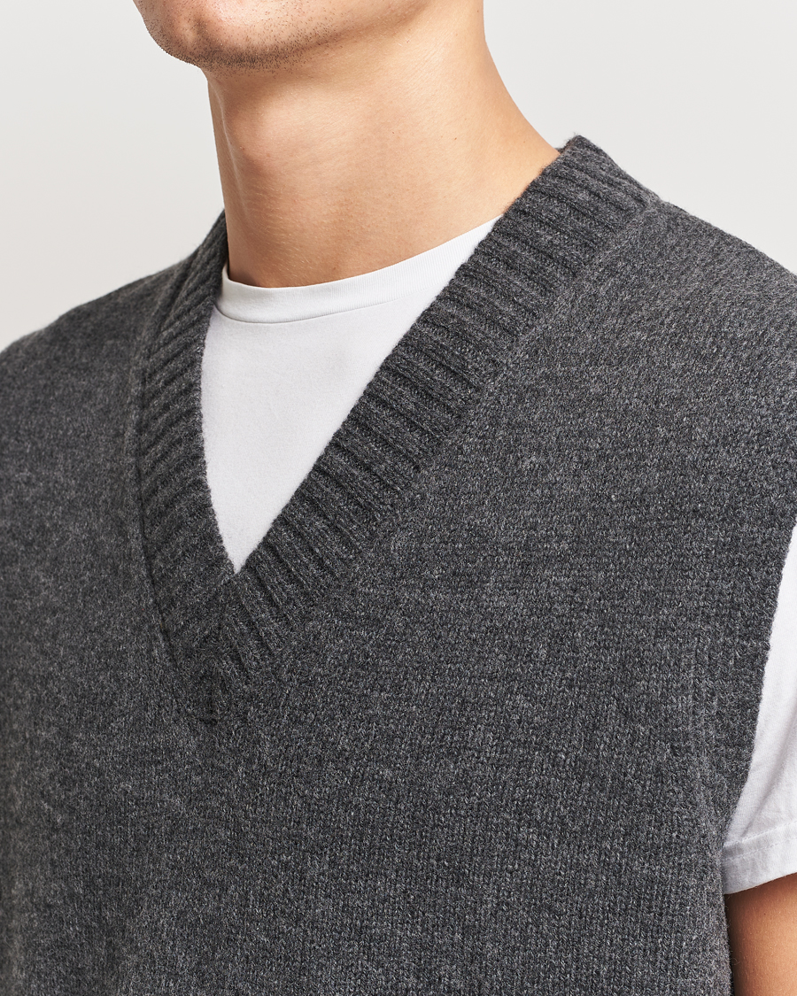 Herre | Trøjer | A Day's March | Wigtown Lambswool V-Neck Vest Charcoal