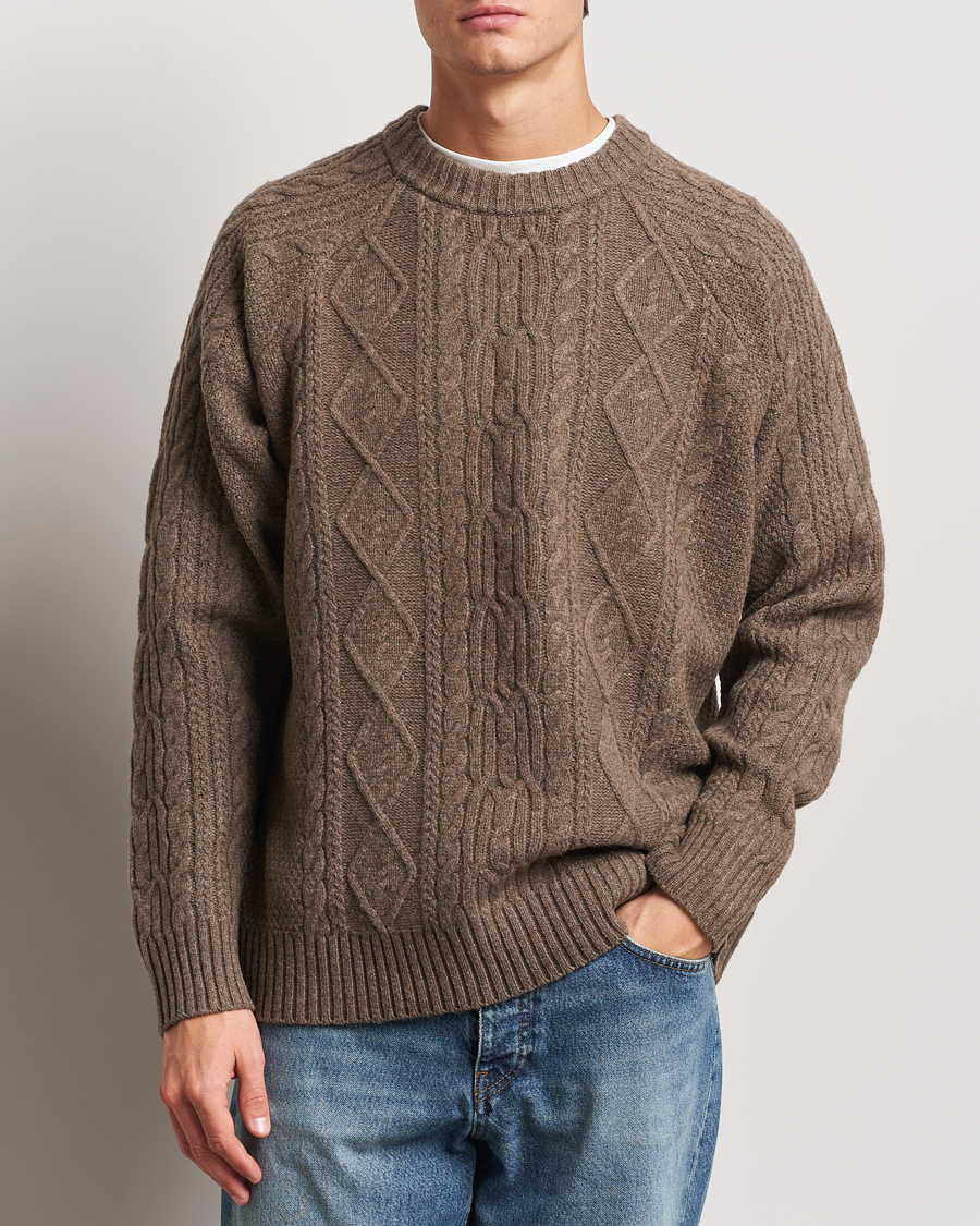 Herre | Trøjer | A Day's March | Atlas Aran Knit Lambswool Sweater Dark Taupe