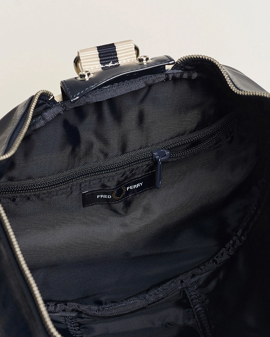 Herre | Tasker | Fred Perry | Classic Barrel Bag Navy/Ecru