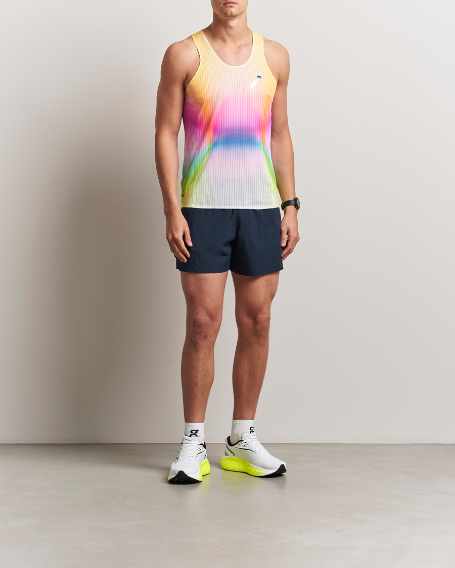 Herre | T-Shirts | SOAR Running | Race Vest Summer Rainbow