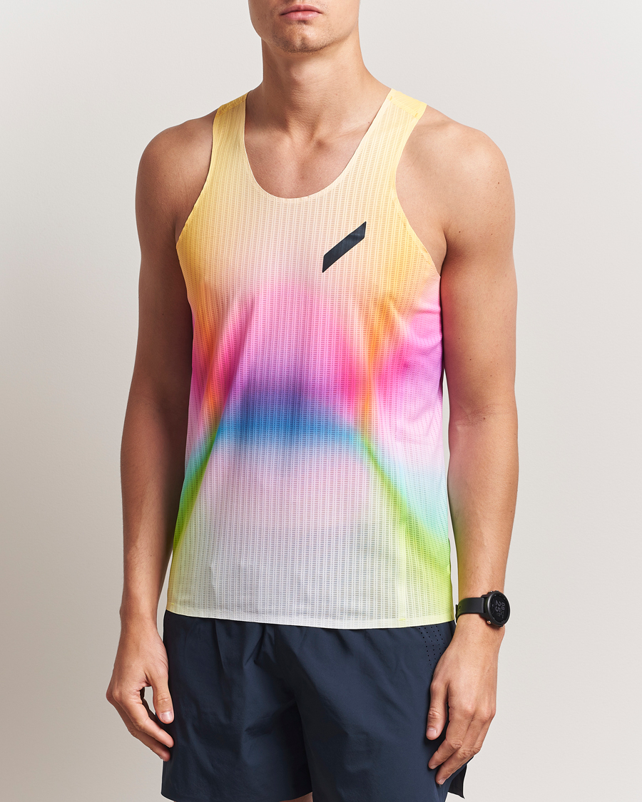 Herre | T-Shirts | SOAR Running | Race Vest Summer Rainbow