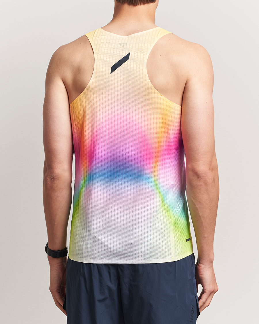 Herre | T-Shirts | SOAR Running | Race Vest Summer Rainbow