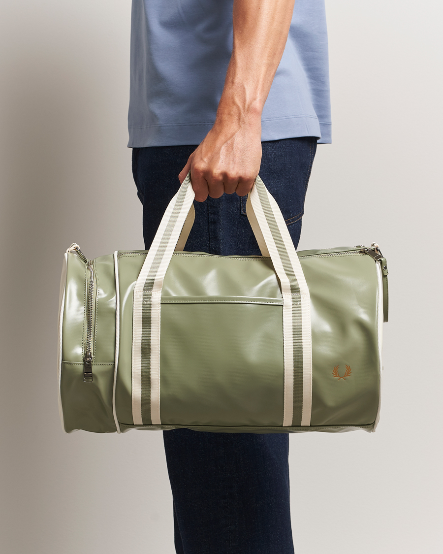 Herre | Tasker | Fred Perry | Classic Barrel Bag Olive Mint/White