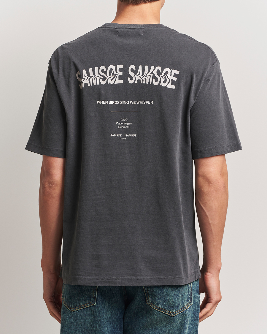 Herre | T-Shirts | Samsøe Samsøe | Printed Swirl Crew Neck T-Shirt Washed Black