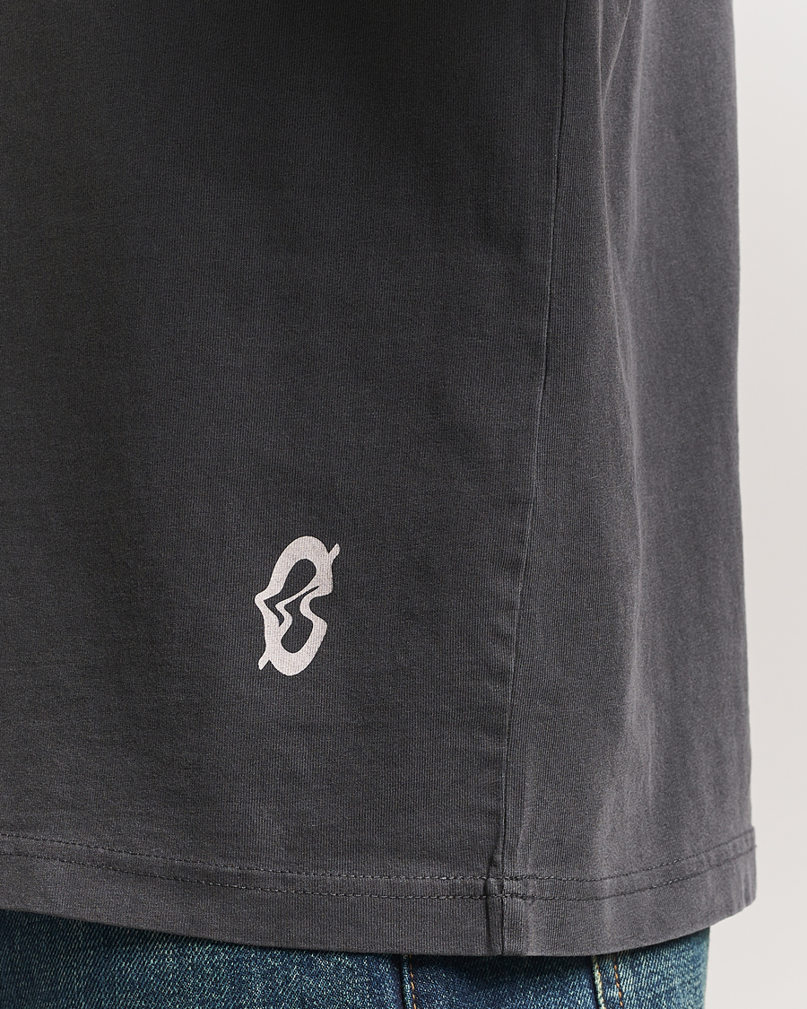 Herre | T-Shirts | Samsøe Samsøe | Printed Swirl Crew Neck T-Shirt Washed Black