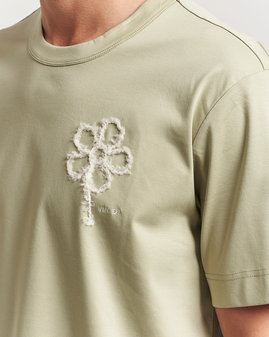 Herre | T-Shirts | NN07 | Pedro Embroidered Flower T-Shirt Sage Green