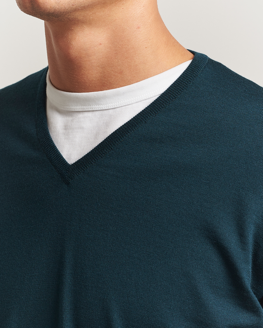 Herre | Trøjer | John Smedley | Bobby Extra Fine Merino V-Neck Pullover Richardson Green