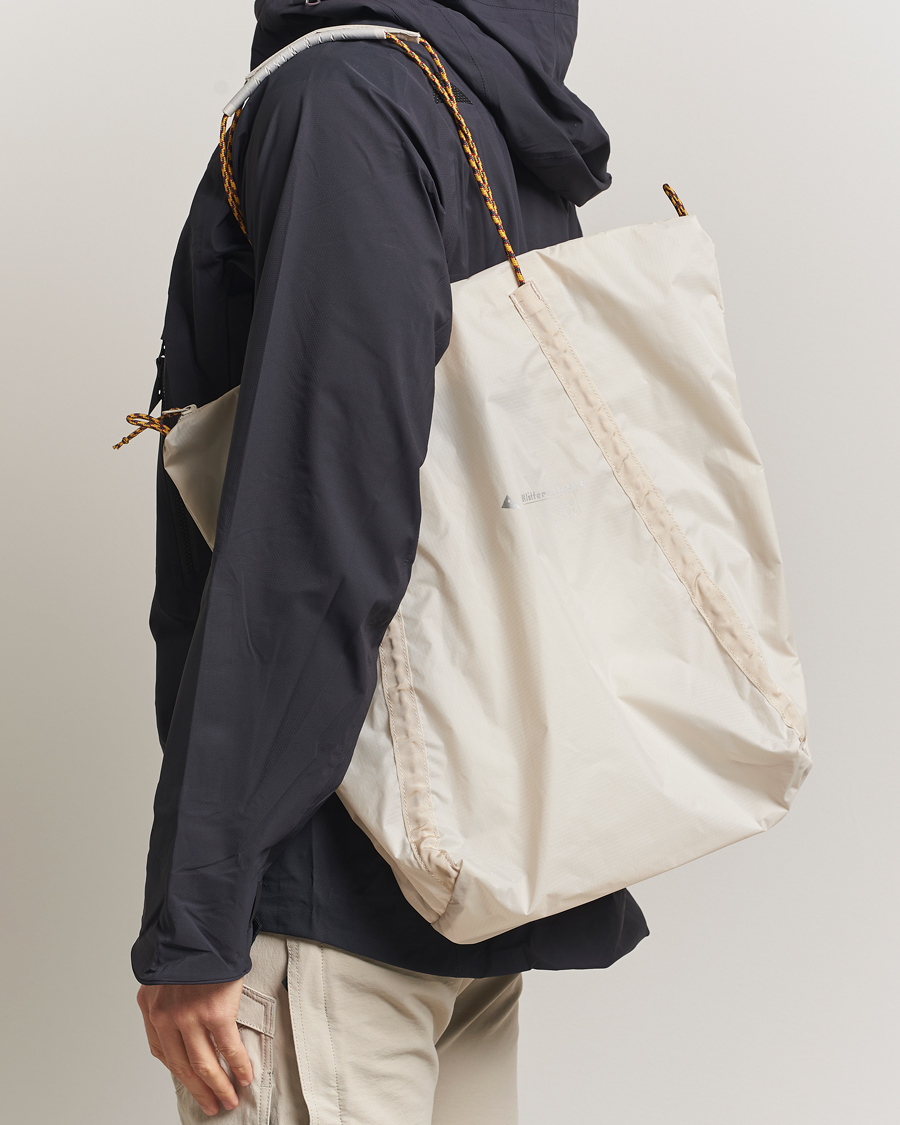 Herre | Tasker | Klättermusen | Gebo 23L Lightweight Totebag Putty Grey