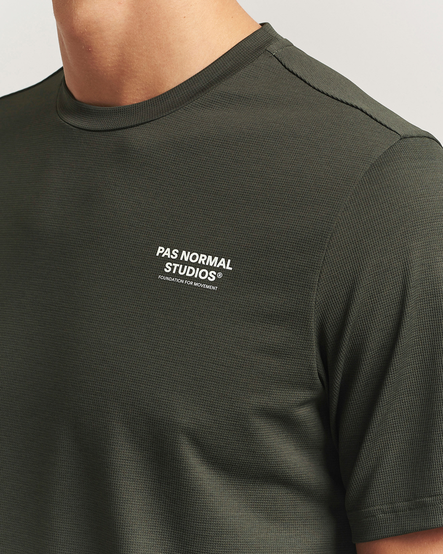Herre | T-Shirts | Pas Normal Studios | Balance T-Shirt Dark Olive