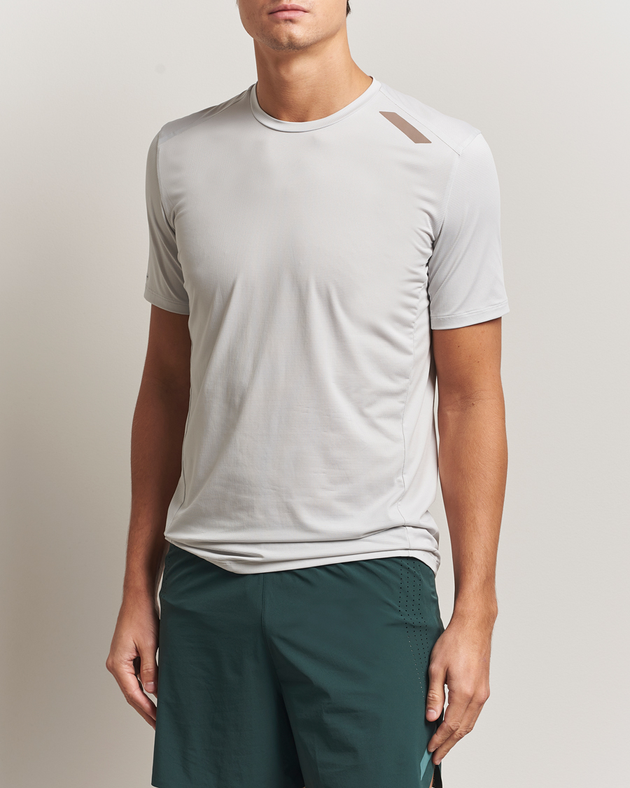 Herre | T-Shirts | SOAR Running | Tech Tee Grey