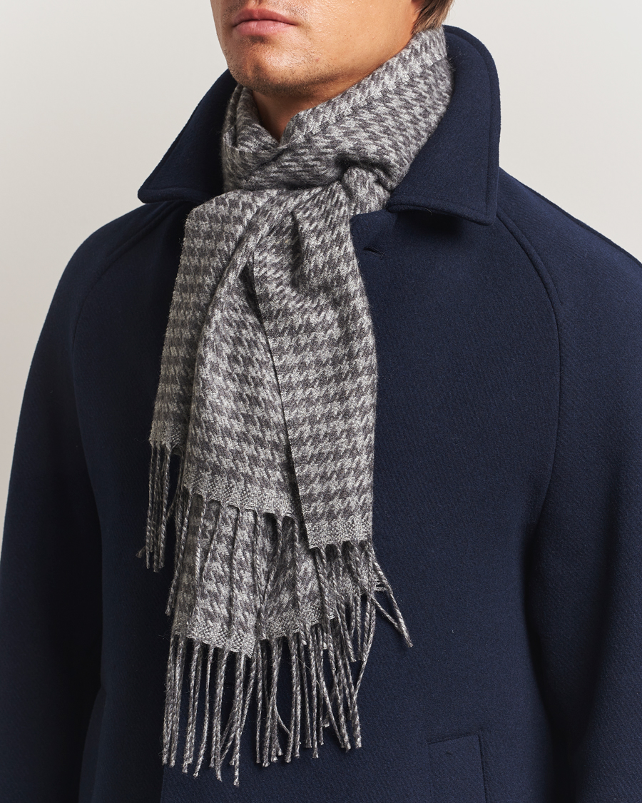 Herre | Piacenza Cashmere Cashmere/Silk Houndstooth Scarf Light Grey | Piacenza Cashmere | Cashmere/Silk Houndstooth Scarf Light Grey