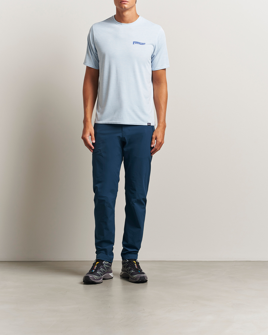 Herre | T-Shirts | Patagonia | Cap Cool Daily Graphic T-Shirt Fleck Blue