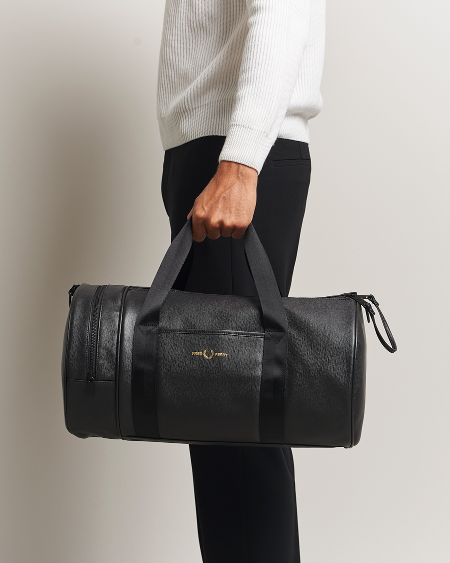 Herre | Tasker | Fred Perry | Scotch Grain Leather Barrel Bag Black