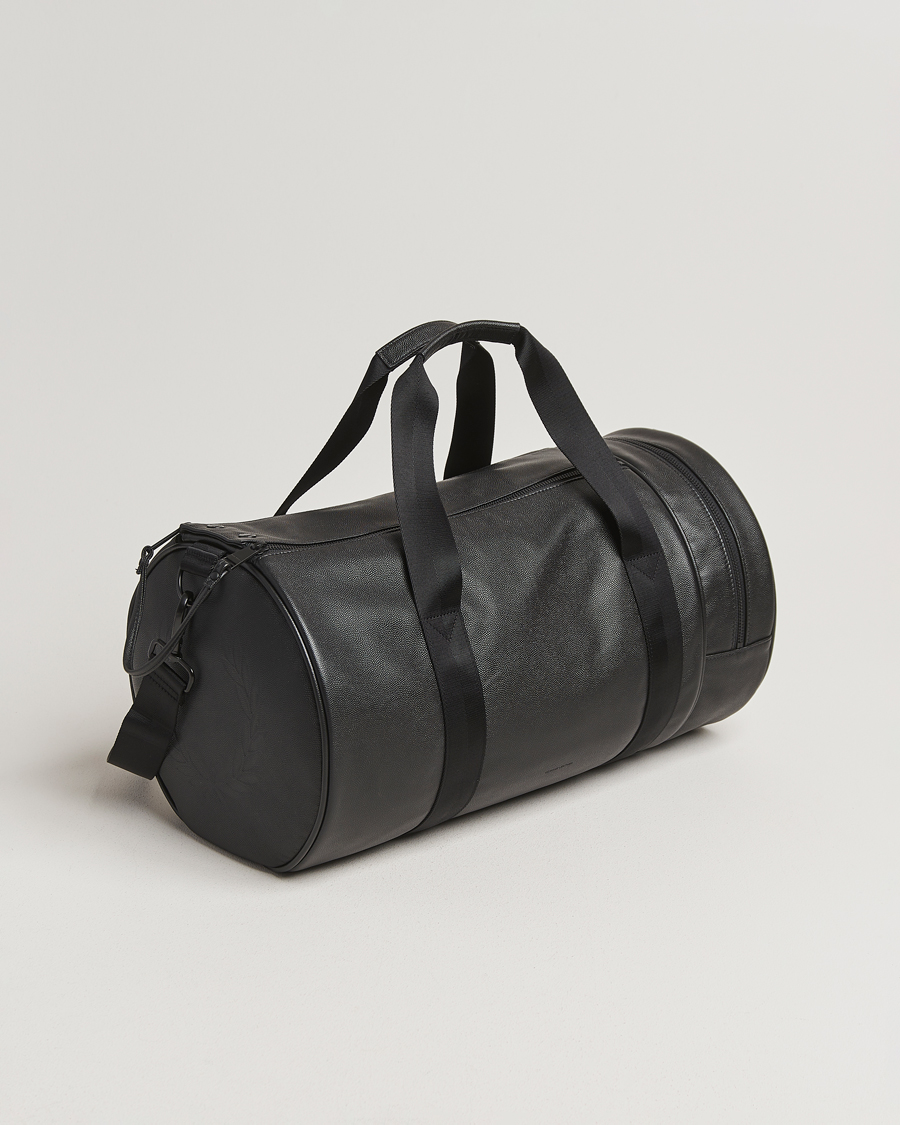 Herre | Tasker | Fred Perry | Scotch Grain Leather Barrel Bag Black