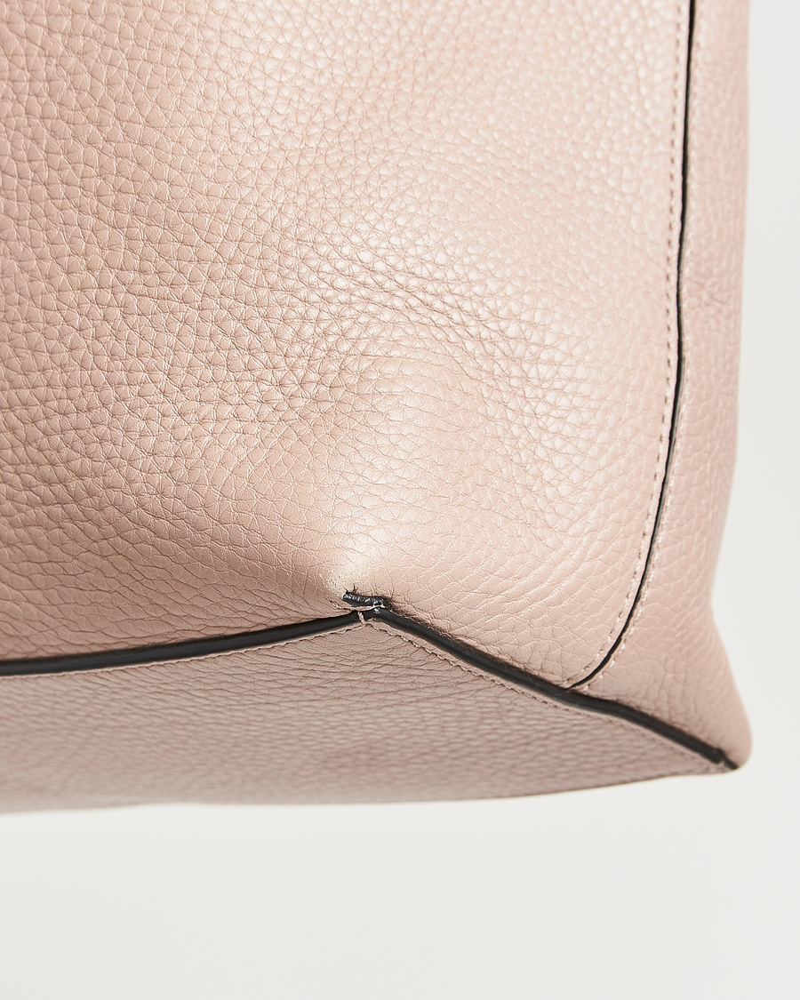 Herre | Pre-Owned & Vintage Bags | Valentino Pre-Owned | Medium Rockstud Tote Bag Poudre
