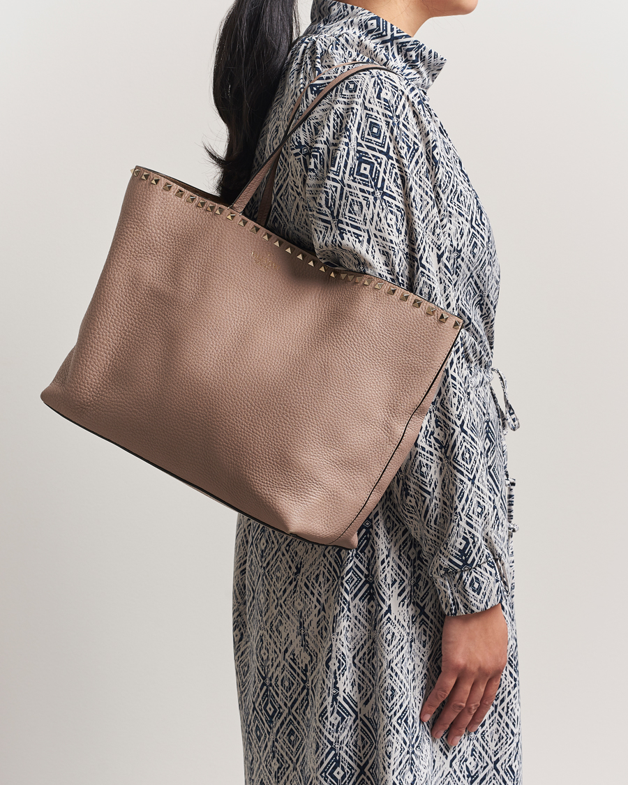 Herre | Pre-Owned & Vintage Bags | Valentino Pre-Owned | Medium Rockstud Tote Bag Poudre