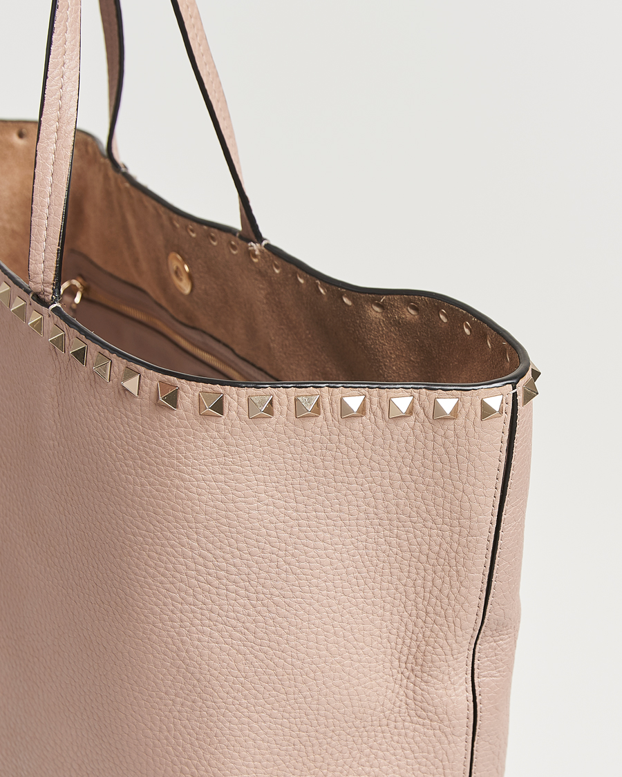 Herre | Pre-Owned & Vintage Bags | Valentino Pre-Owned | Medium Rockstud Tote Bag Poudre