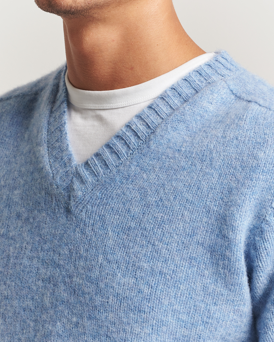 Herre | Trøjer | Harley Of Scotland for Care of Carl | Harley Of Scotland Brushed Supersoft Lambswool V-Neck Light Blue