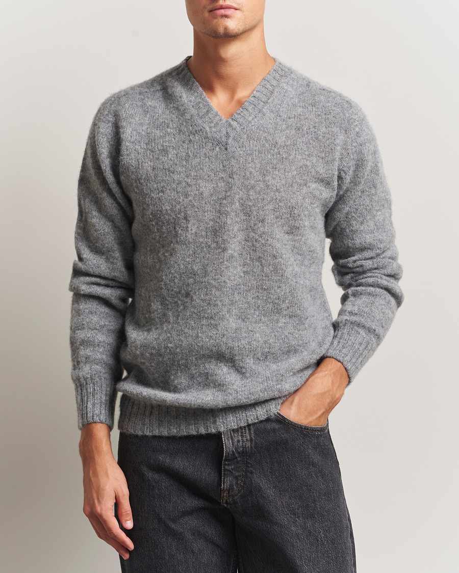 Herre | Trøjer | Harley Of Scotland for Care of Carl | Harley Of Scotland Brushed Supersoft Lambswool V-Neck Mid Grey