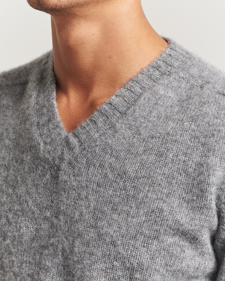 Herre | Trøjer | Harley Of Scotland for Care of Carl | Harley Of Scotland Brushed Supersoft Lambswool V-Neck Mid Grey