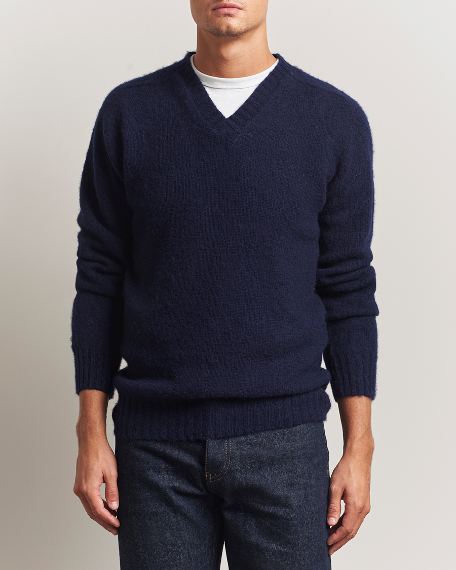 Herre | Trøjer | Harley Of Scotland for Care of Carl | Harley Of Scotland Brushed Supersoft Lambswool V-Neck Navy