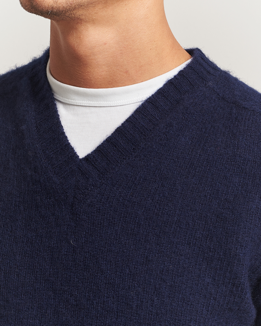 Herre | Trøjer | Harley Of Scotland for Care of Carl | Harley Of Scotland Brushed Supersoft Lambswool V-Neck Navy
