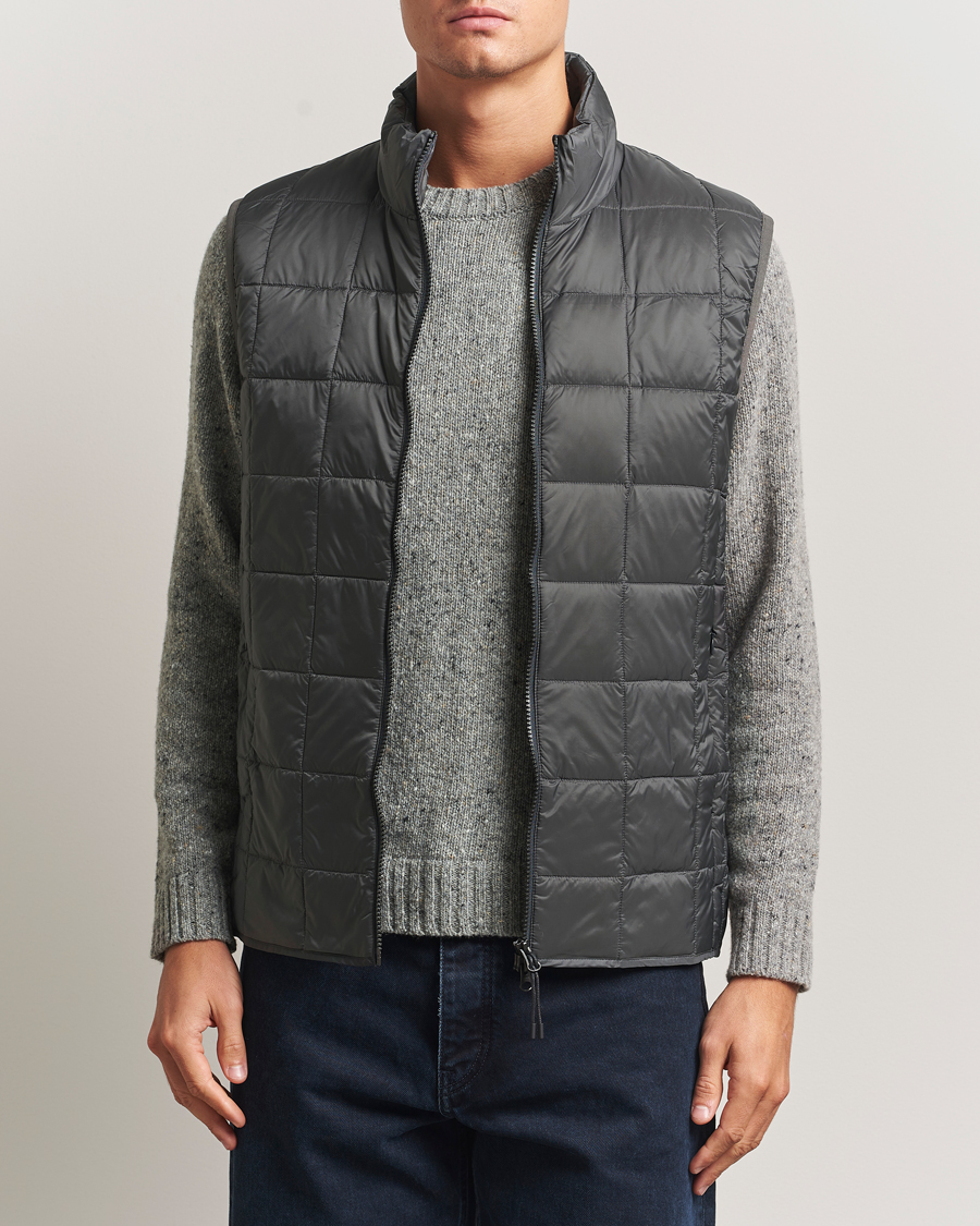 Herre | Veste | TAION | High Neck Full Zip Lightweight Down Vest Dark Grey