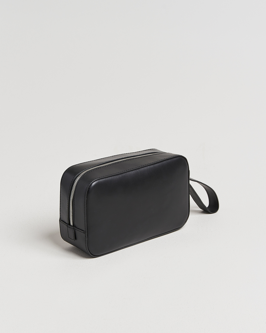 Herre | Tasker | Tiger of Sweden | Balnea Smooth Leather Washbag Black