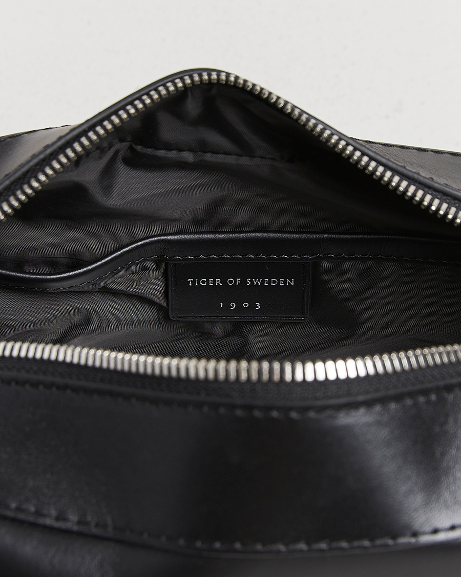 Herre | Tasker | Tiger of Sweden | Balnea Smooth Leather Washbag Black