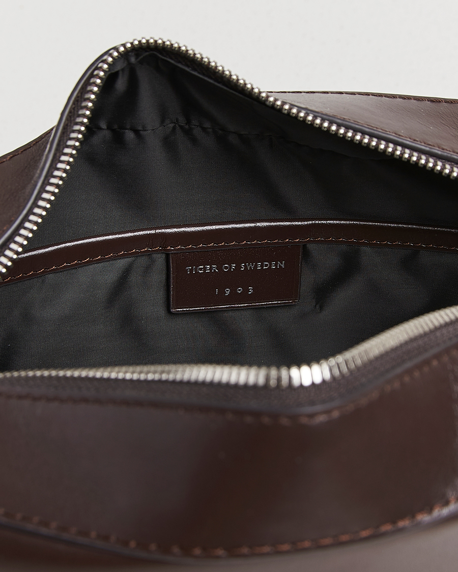 Herre | Tasker | Tiger of Sweden | Balnea Smooth Leather Washbag Dark Brown