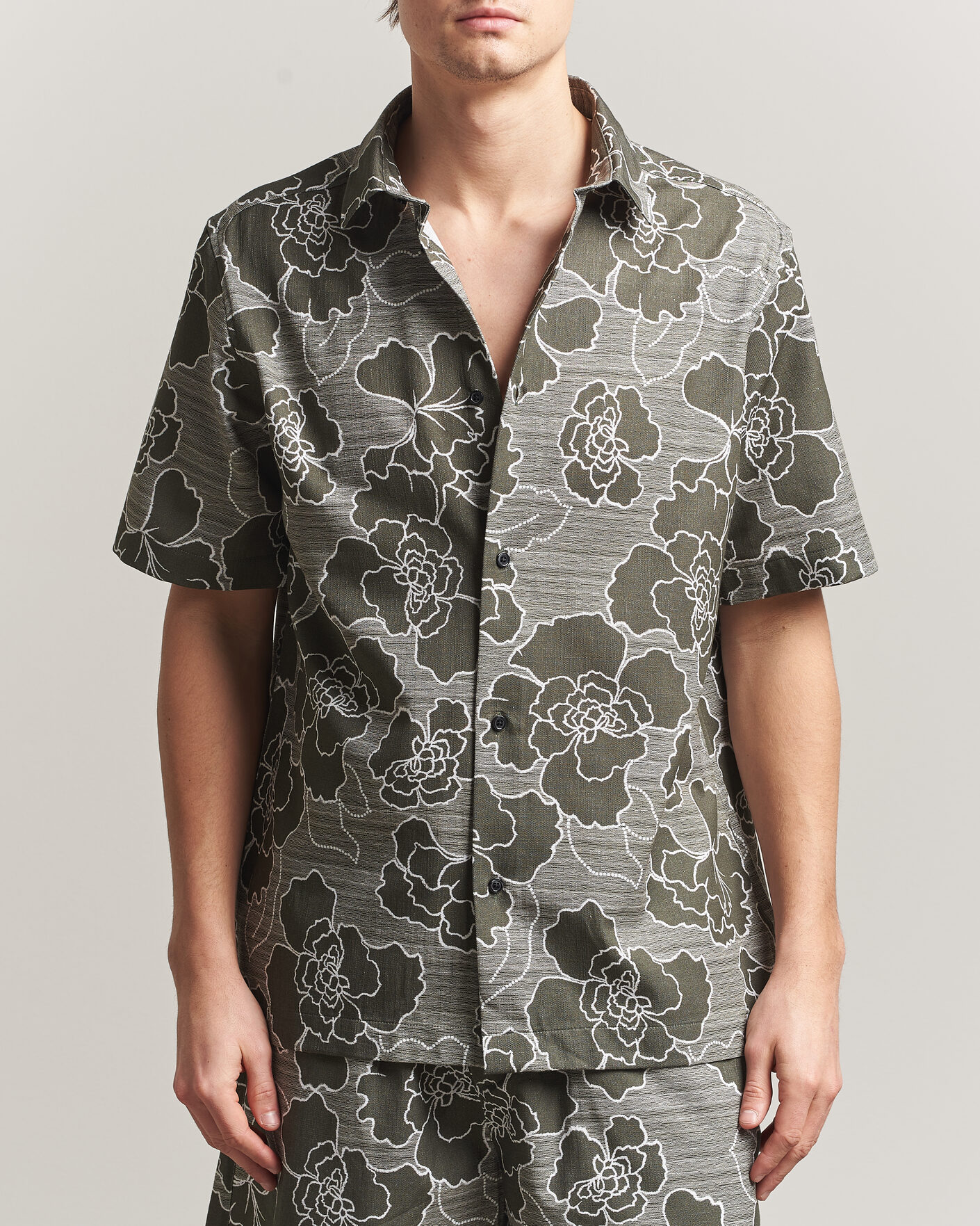 Herre | Skjorter | LES DEUX | Charlie Poppy AOP Short Sleeve Shirt Olive Night