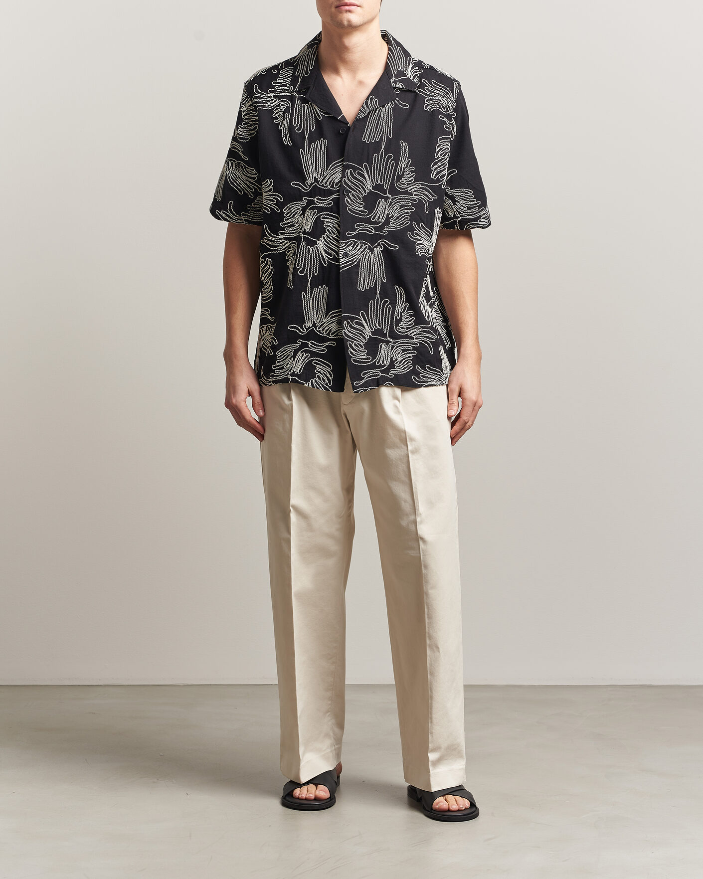 Herre | Skjorter | LES DEUX | Liam AOE Flower Short Sleeve Shirt Black