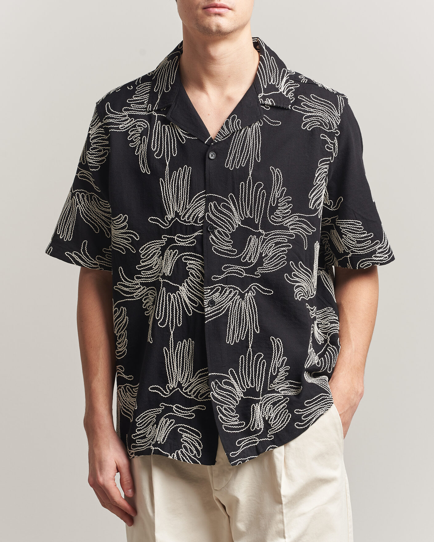 Herre | Skjorter | LES DEUX | Liam AOE Flower Short Sleeve Shirt Black