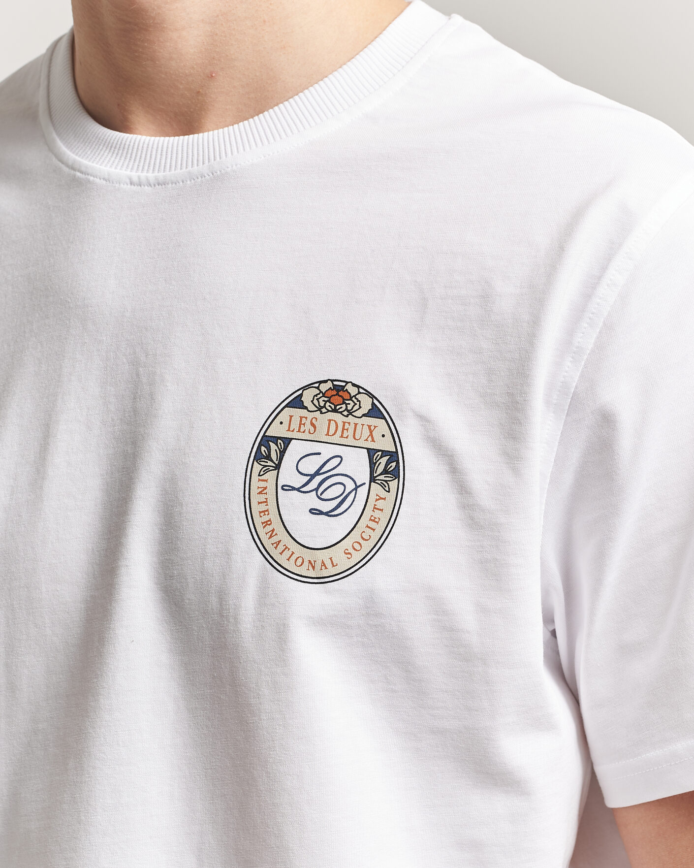 Herre | T-Shirts | LES DEUX | Brday Emblem T-Shirt White