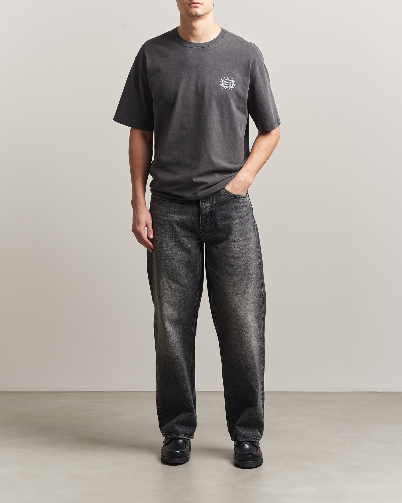 Herre | T-Shirts | Samsøe Samsøe | Gergei Printed Crew Neck T-Shirt Washed Black