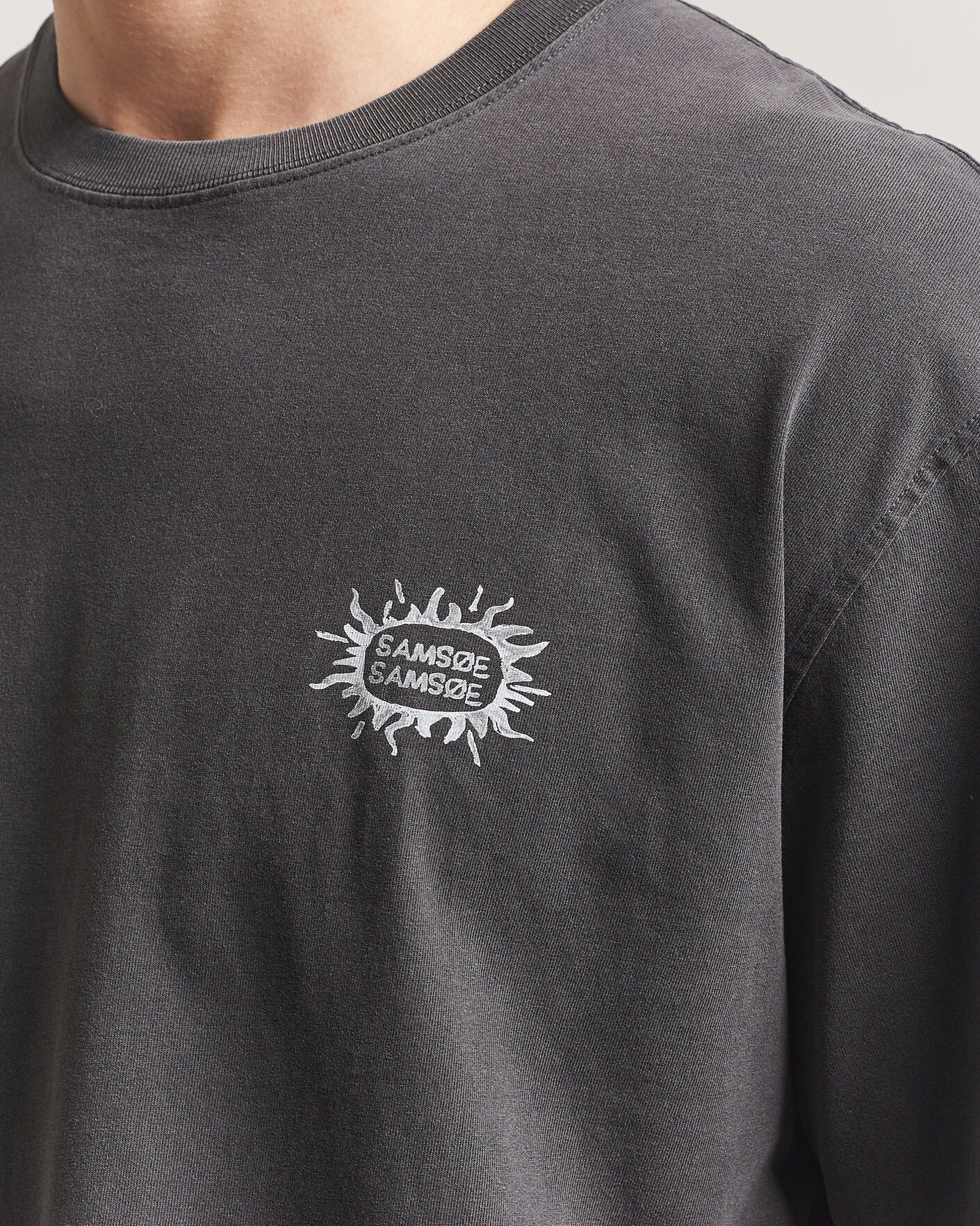 Herre | T-Shirts | Samsøe Samsøe | Gergei Printed Crew Neck T-Shirt Washed Black