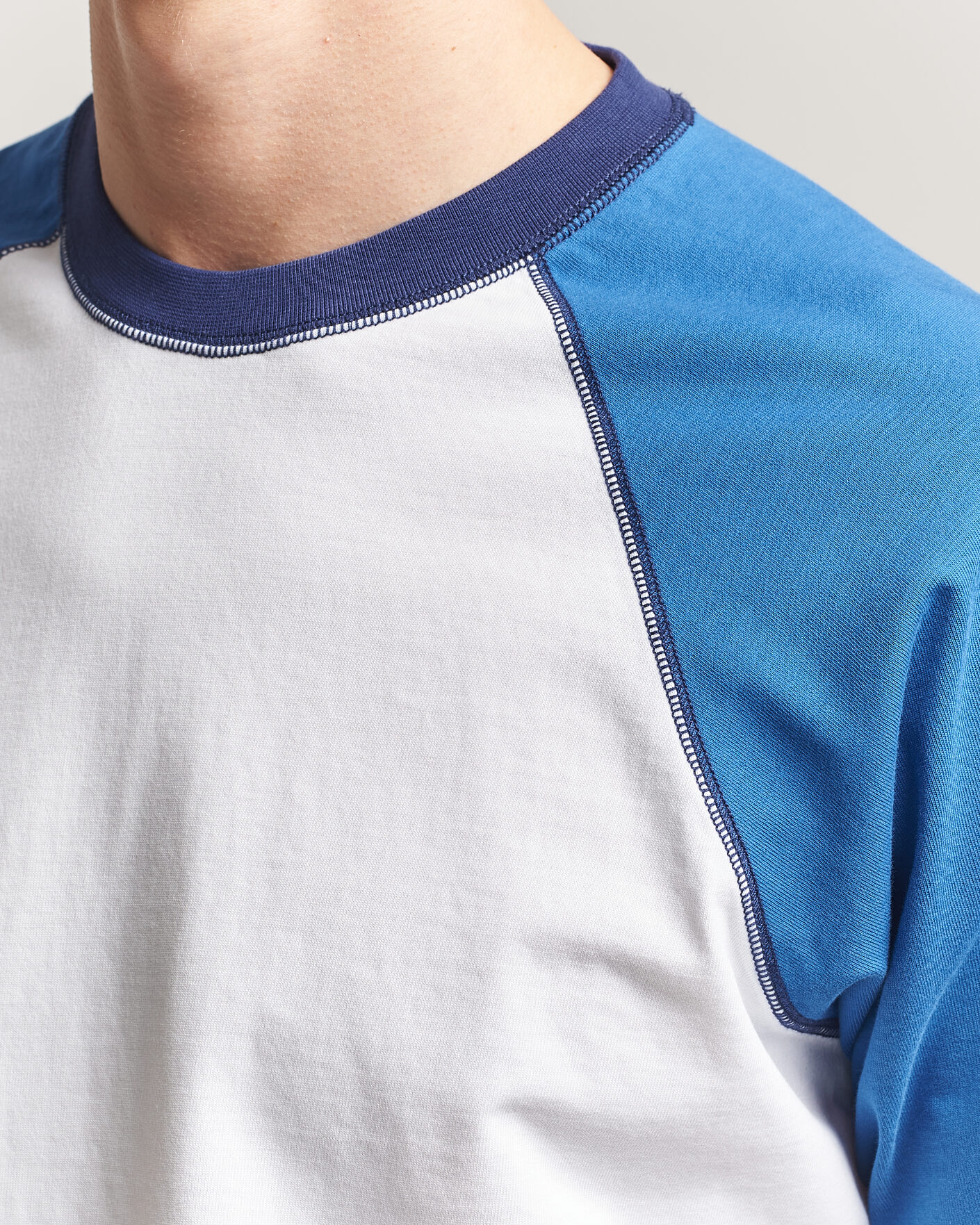 Herre | T-Shirts | Drake's | Two Tone Raglan T-Shirt White/Blue
