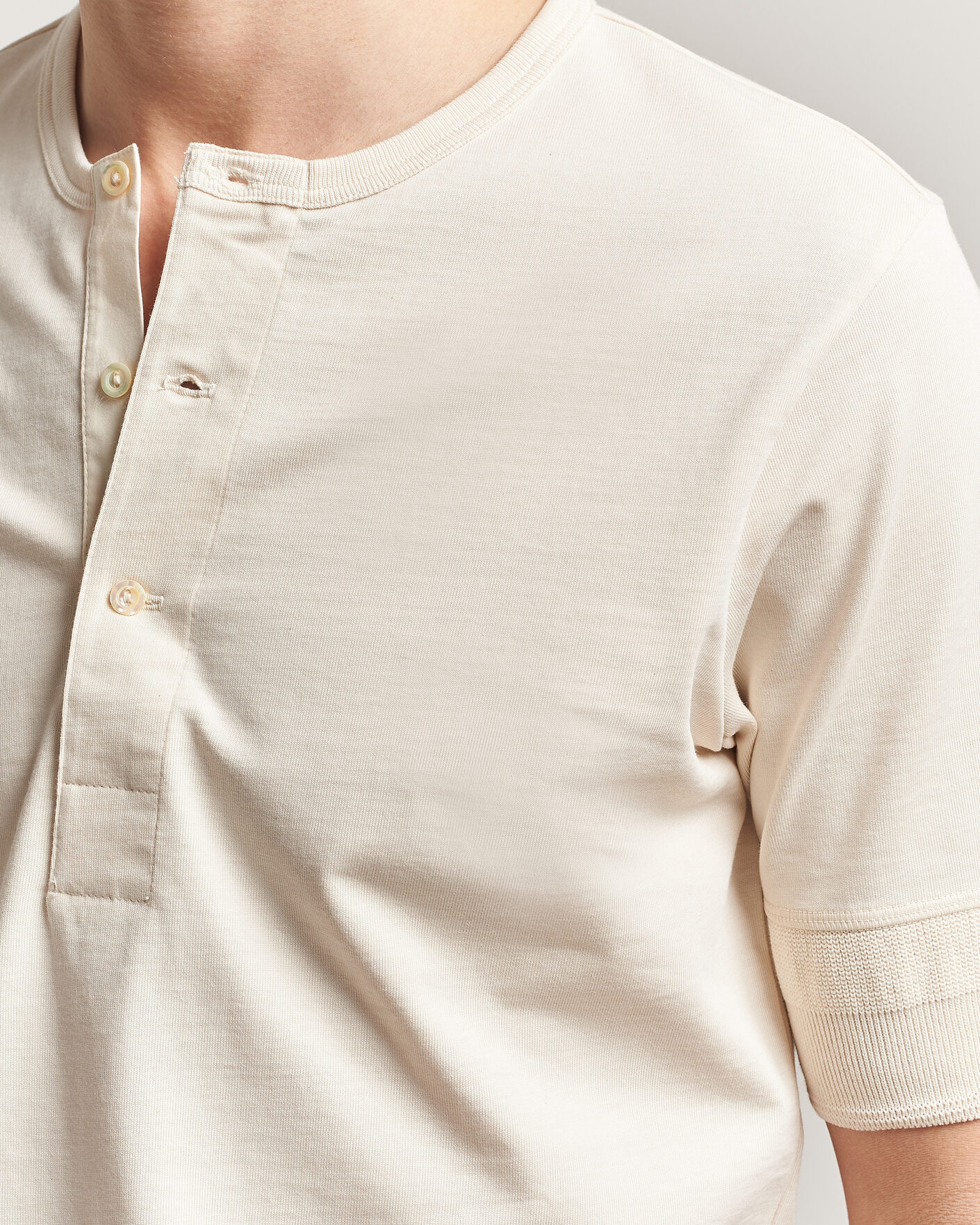 Herre | T-Shirts | Merz b. Schwanen | Classic Organic Cotton Short Sleeve Henley Nature